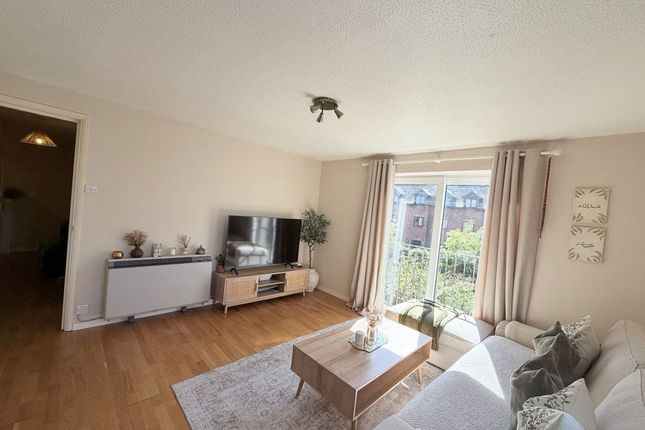 17, Tudor Court, Dunstable photo 2
