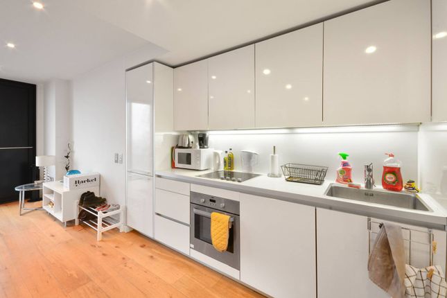 1-bed flat on Walworth Road, Elephant and Castle, £415,000