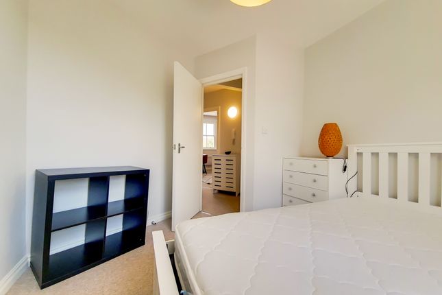 Flat for sale in Old Kent Road, London