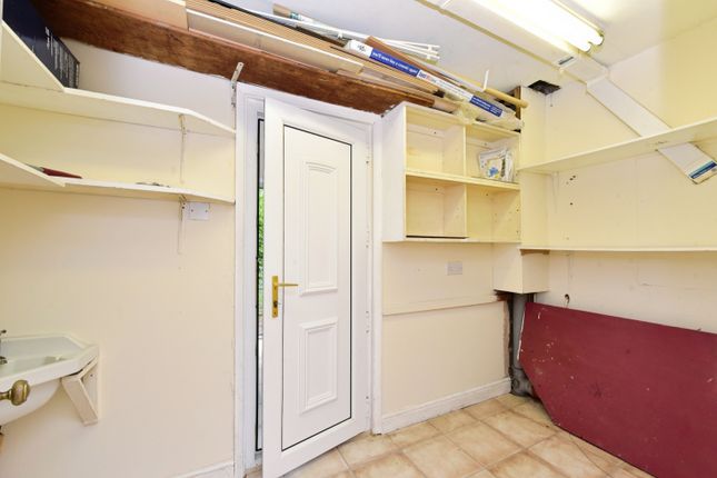 16, Lydgate Hall Crescent, Sheffield photo 4