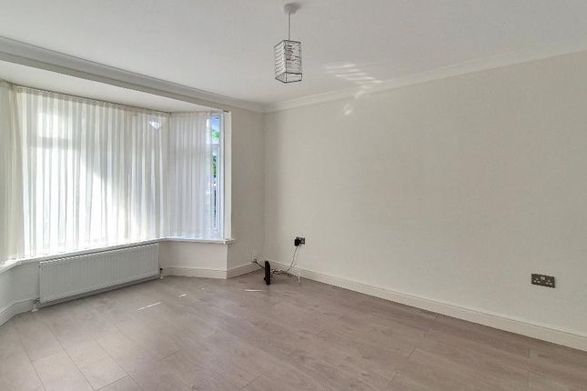 124, Huxley Road, London photo 4