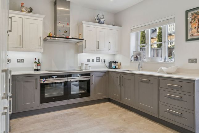 10, Portland Crescent, Marlow photo 2