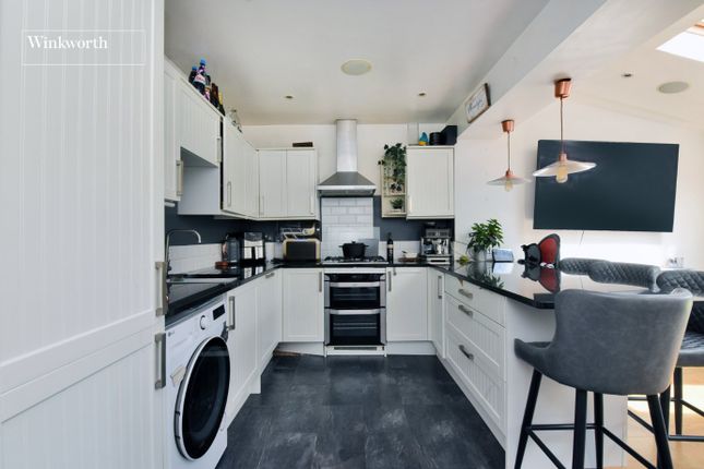 10, Buckland Way, Surrey photo 4