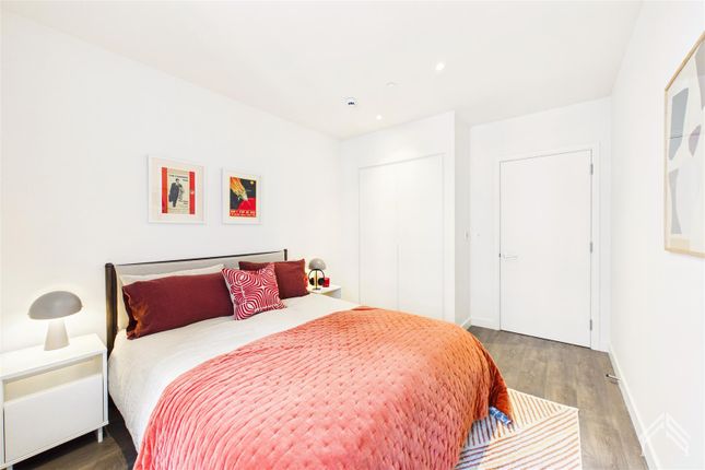 54325423, 10 Aviator Drive, The Maple, London photo 4