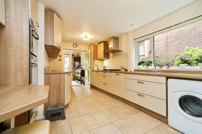 1, Gledhow Wood Avenue, Leeds photo 3