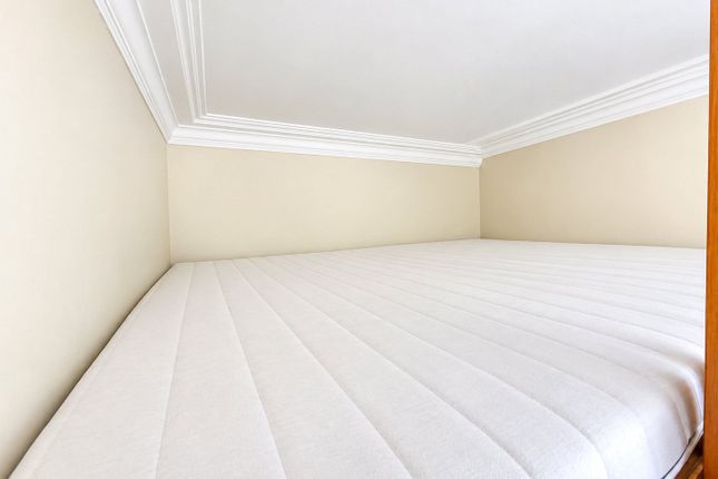 Flat 6, 52, College Park Close, London photo 4