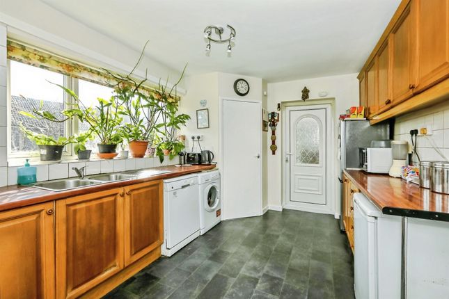 49, Spring Walk, Worksop photo 2