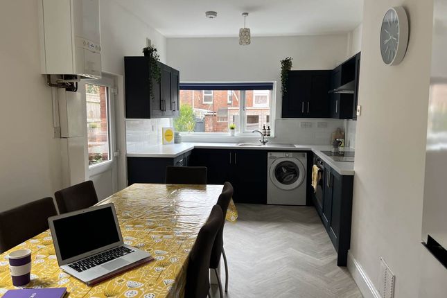 5-bed terraced on Exeter, £3,791/mo