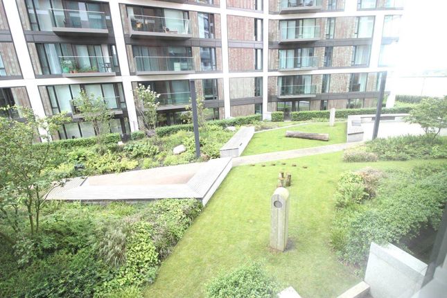 Flat to rent in The Hamptons, Woolwich