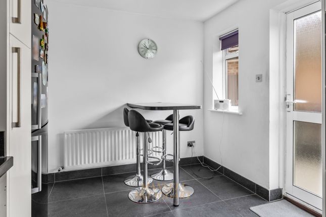 5 Wynlea Close, Crawley photo 4