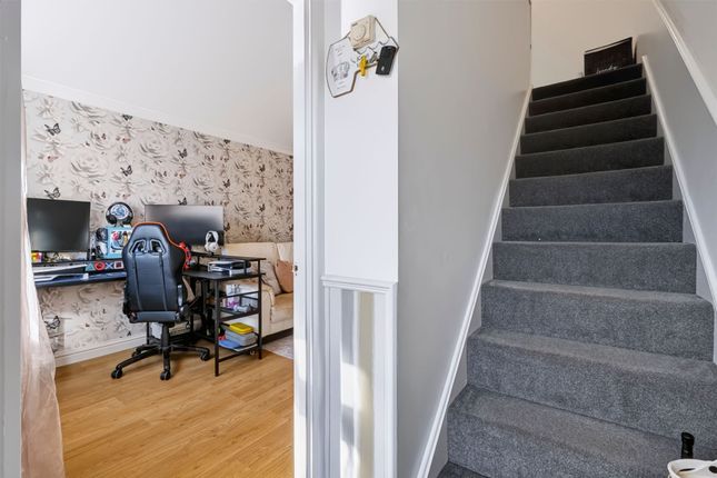 74 Cefn Close, Pontypridd photo 3