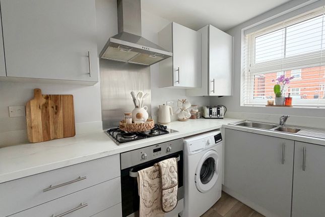 8, Jones Grove, Leamington Spa photo 3
