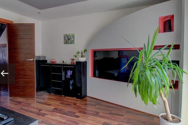 15, Peel Court, Slough photo 2