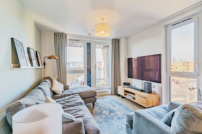 2-bed flat on Flat 70, Picture House, 1, Marketfield Way, Surrey, £350,000