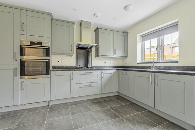 6, Bellflower Drive, Hampshire photo 3