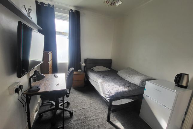 Room 4, 48, Cowbridge Road, Bridgend photo 3