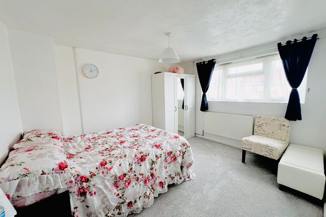 Semi-detached house to rent in Northcote Road, Farnborough