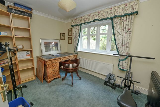4, Farleigh Wallop Drive, Fleet photo 5