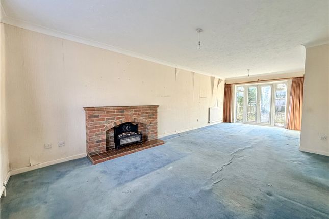 2, Oak Gardens, Lymington photo 3