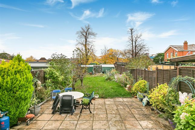6, Clarkes Avenue, Worcester Park photo 4