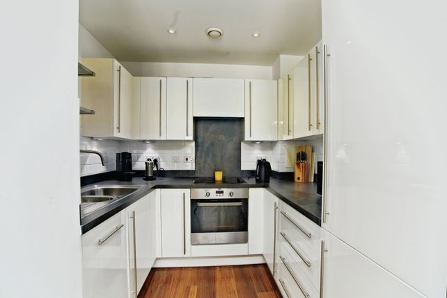 174, Whitestone Way, Surrey photo 2