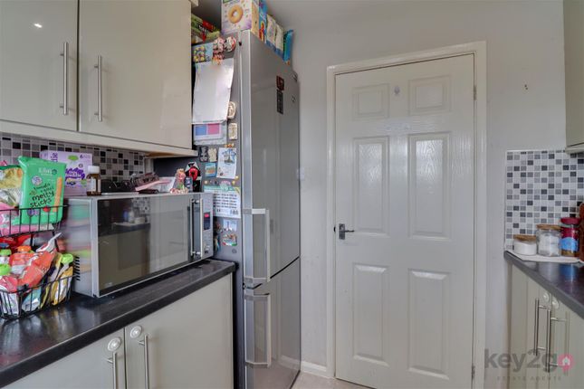 18, Westcroft Glen, Sheffield photo 4