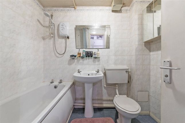 Flat for sale in Telegraph Place, Millwall