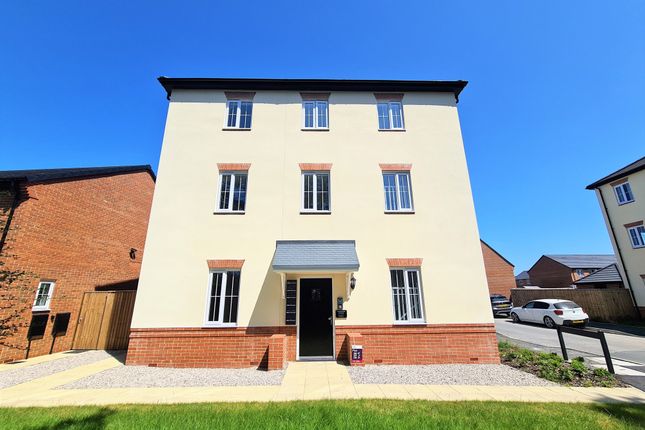 Flat to rent in Beaminster Avenue, Preston