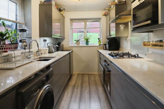 39, Churchfields, Barry photo 3