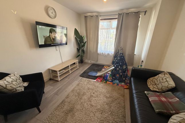 49 Cranford Drive, Hayes photo 3
