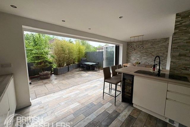 4, Thornbush Hill , Bryn Dryslwyn, Bridgend photo 2