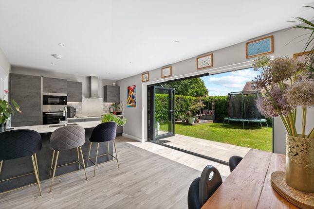 3, Reed Gardens, Coulsdon photo 4