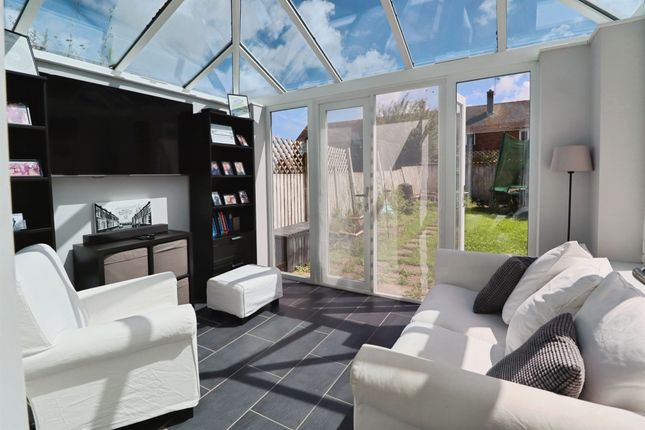 2, Yew Tree Grove, Barry photo 4