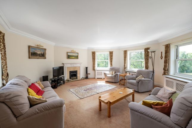 Flat 5, The Lodge Batts Hill, Reigate photo 2