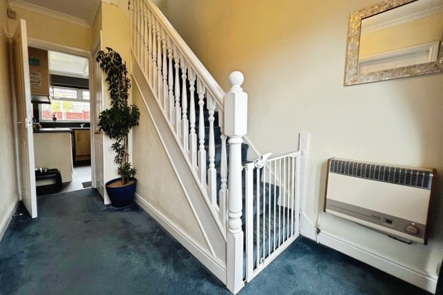 43, Grove House Crescent, Bradford photo 2