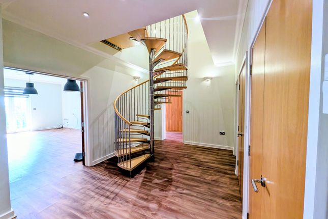 Flat 22, The Manor, Woodford Green photo 4