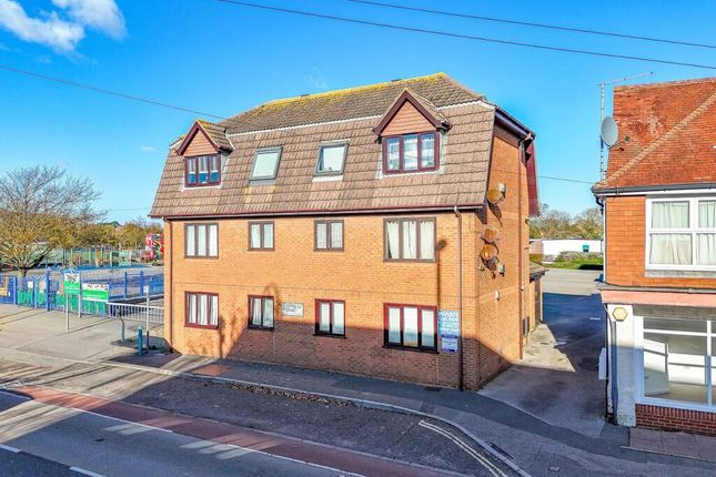 1-bed flat on Flat 6, Clifton Court, 62 Lymington Road, New Milton, £70,000