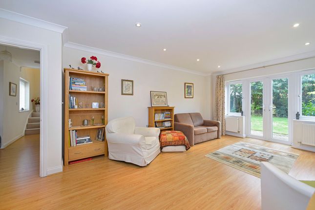 17 Hall Hurst Close, Billingshurst photo 3