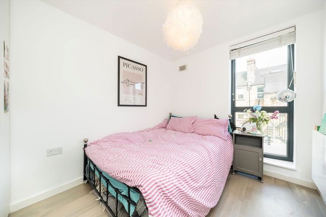 Flat 4, 2, Worple Road Mews, London photo 4
