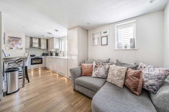 1-bed flat on 19 Lennox House, Ray Park Avenue, Maidenhead, £215,000