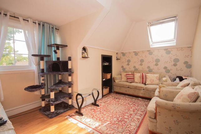 Flat 3 Canterton, Royston Grove, Hatch End photo 3