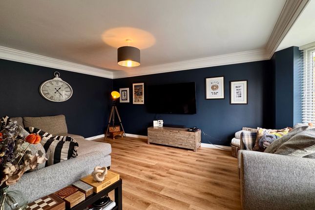 2 Cherry Grove, Glossop photo 3