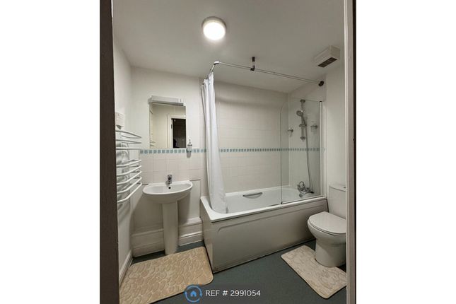 Flat, Tramway Court Candle Street, London photo 4