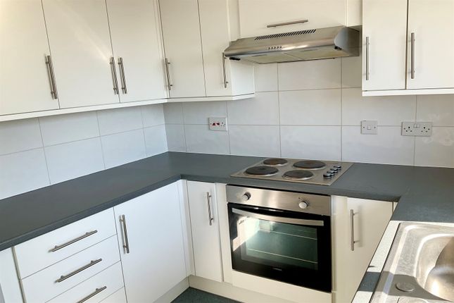 Flat 8, Magpie Lodge, Mayfield Avenue, Dover photo 2
