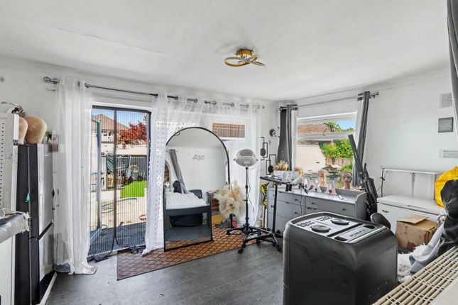 10, Vernon Avenue, Enfield photo 3