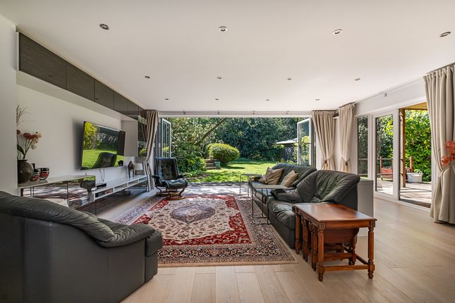 15, Church Meadow, Surbiton photo 2