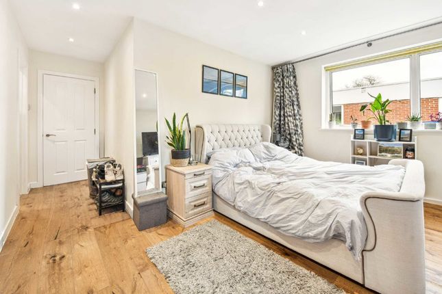 Flat to rent in Clarence Avenue, London