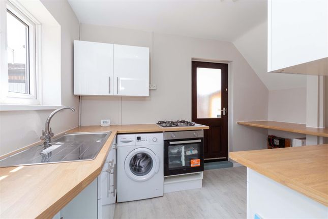 21, Barnfield, Cippenham photo 4