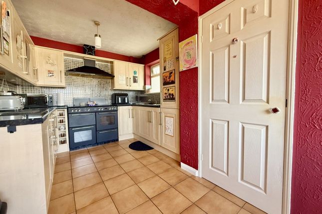 16, Longleat Avenue, Gloucester photo 3