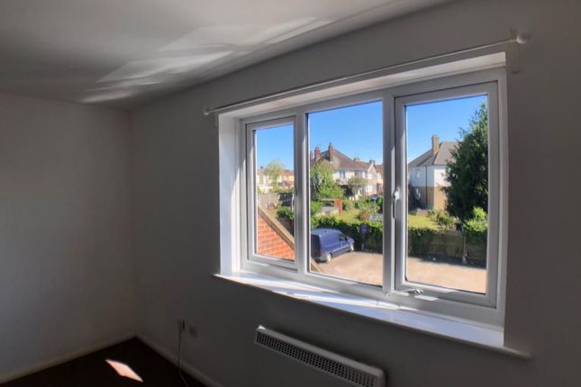 7 Leston Close, Rainham photo 4